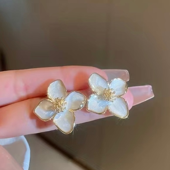Off white enamel and gold flower studs 🤍 - Picture 3 of 3